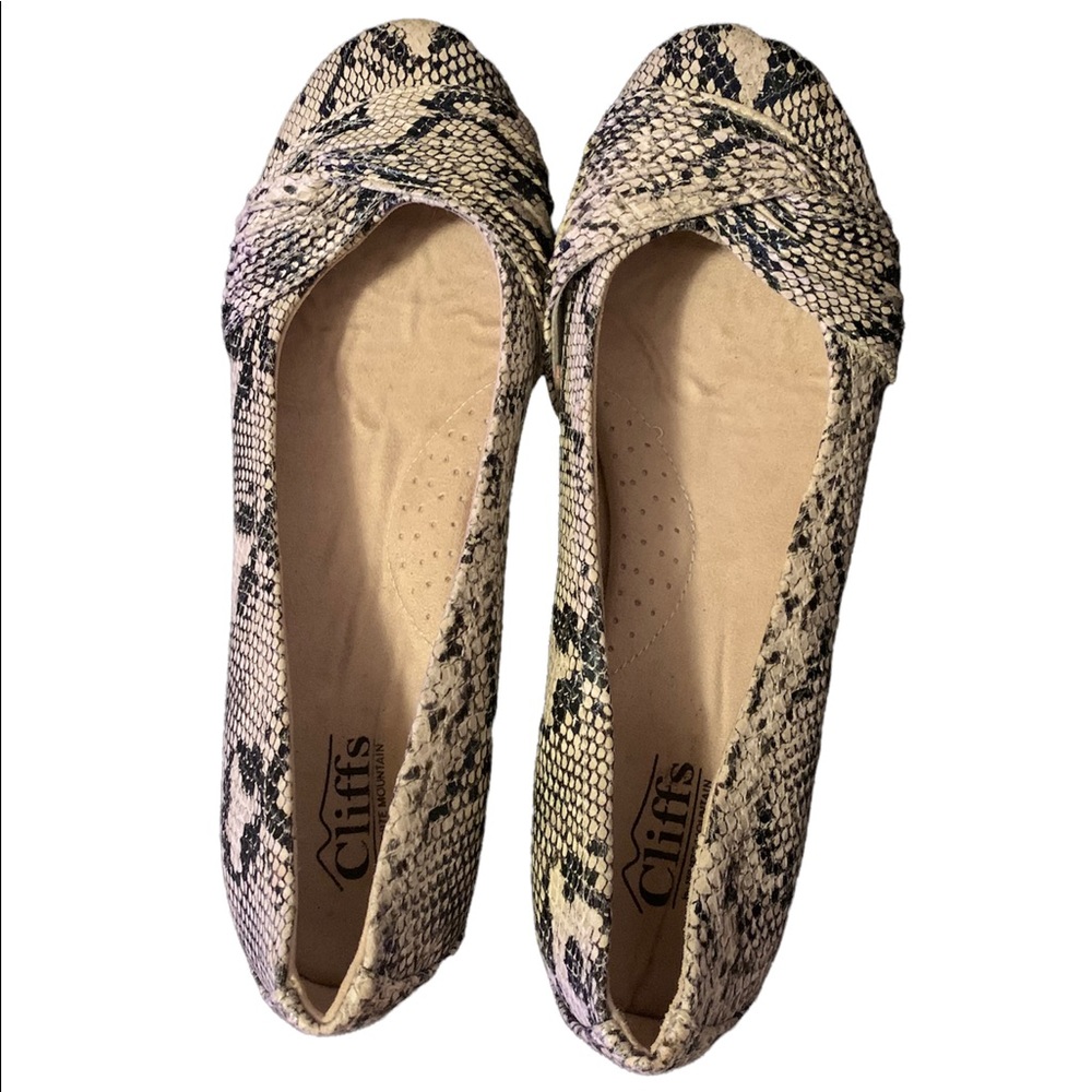Cliffs Womens Snake skin print Flats size 10